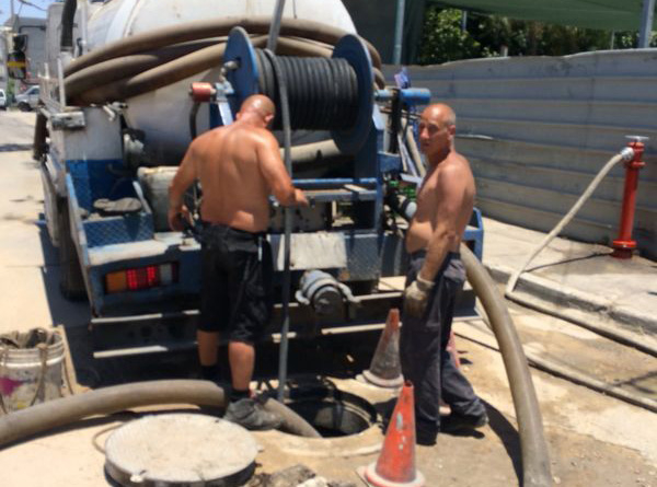 اللد: عمال يستفزون المواطنون بعدم ارتداء ملابسهم أثناء تأدية عملهم 