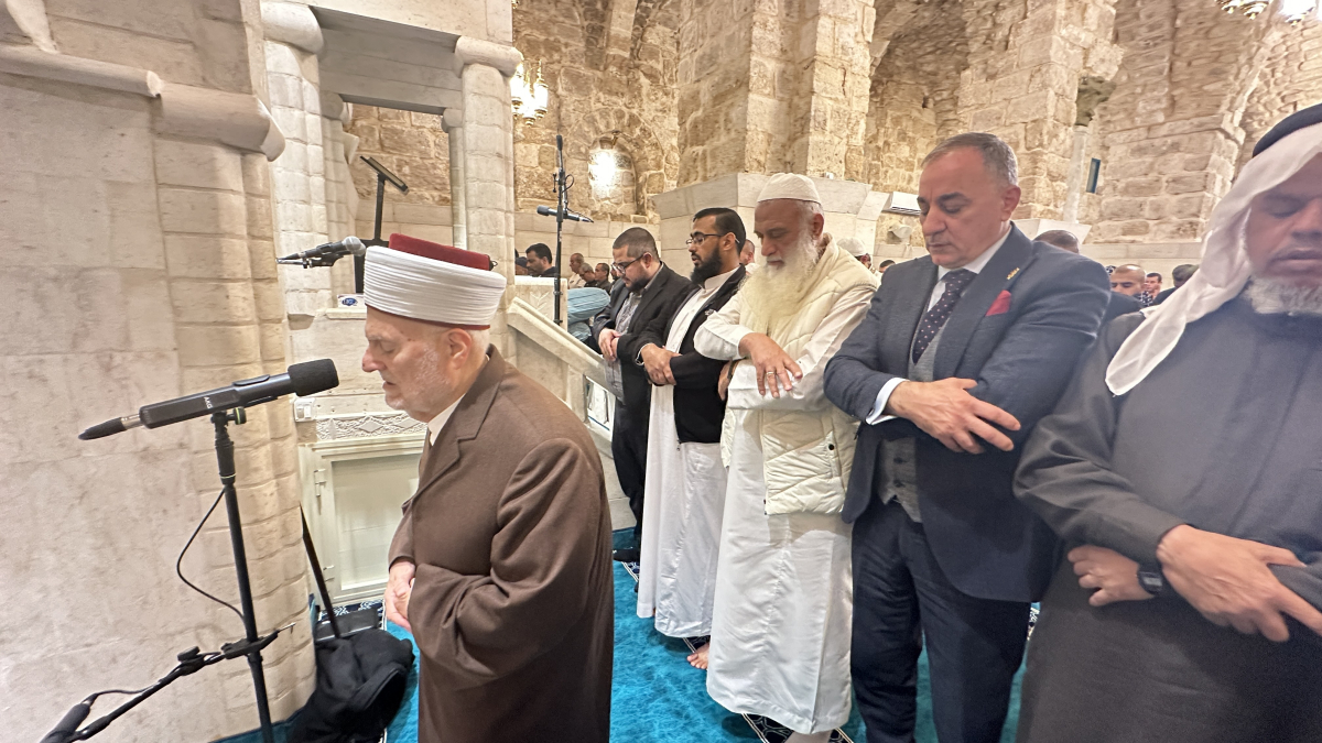 إقامة صلاة الغائب على أرواح شهداء غزة في مسجد العمري باللد