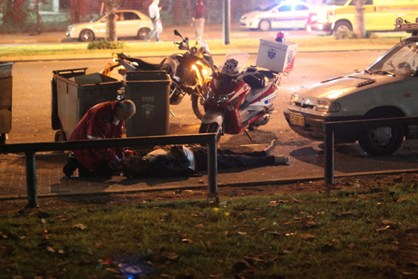 فيديو: إصابة شخصين بانفجار سيارة بالقرب من معهد أبو كبير الطبي في المدينة