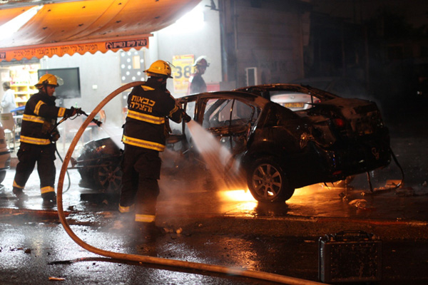 فيديو: إصابة شخصين بانفجار سيارة بالقرب من معهد أبو كبير الطبي في المدينة