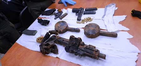 ضبط مسدسين وبندقية وذخيرة بساحة بيت في اللد