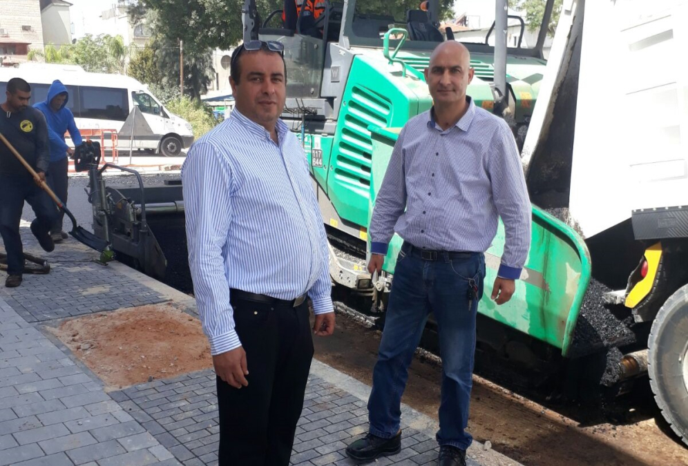 فيديو: تعبيد وافتتاح شارع جديد بحي الواحة الخضراء في مدينة اللد 