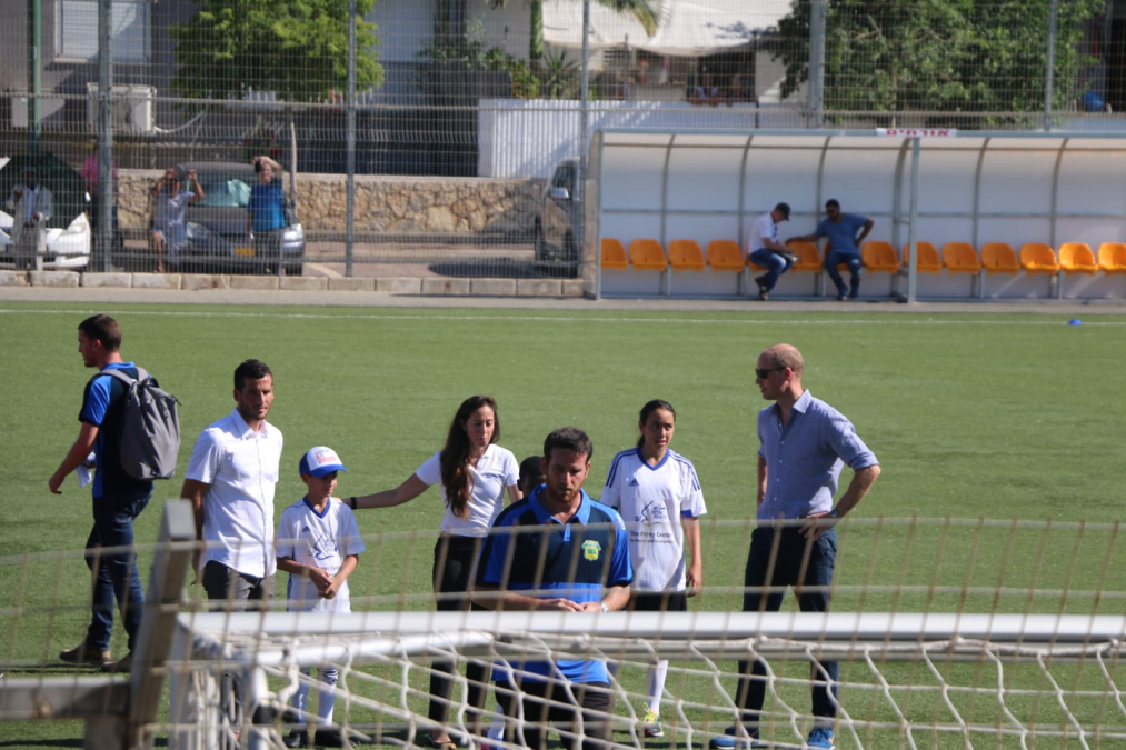  بالصور: الأمير ويليام يزور مدينة يافا ويلعب كرة القدم برفقة الأطفال 