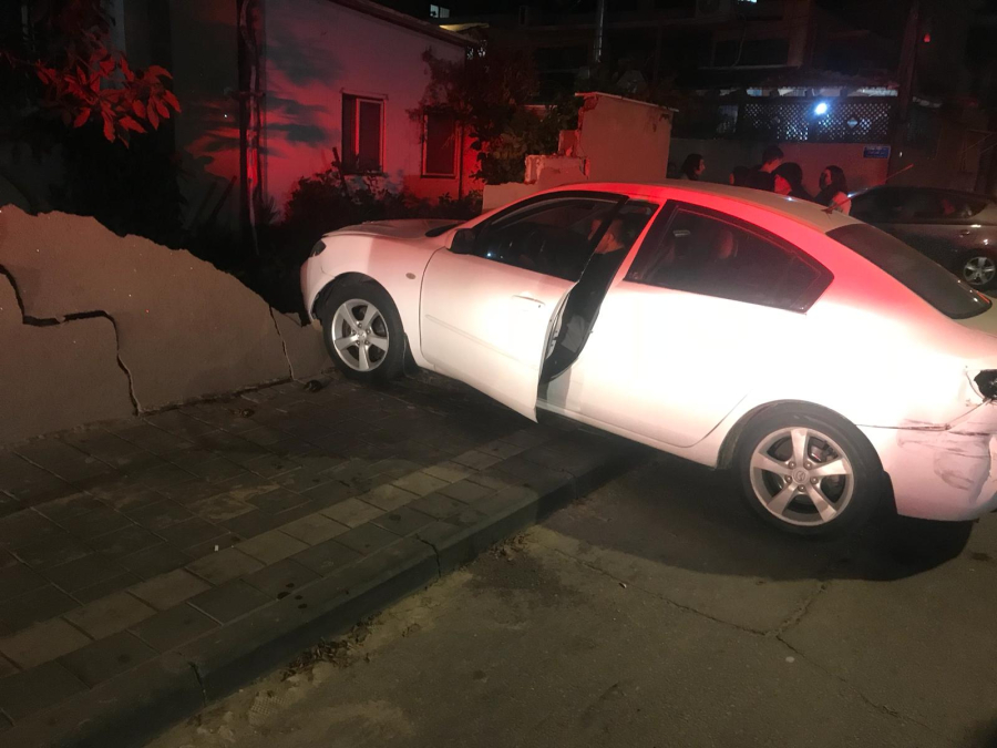 بالصور: إصابة سيدتين بحادث طرق بين مركبتين في حي النزهة بيافا 