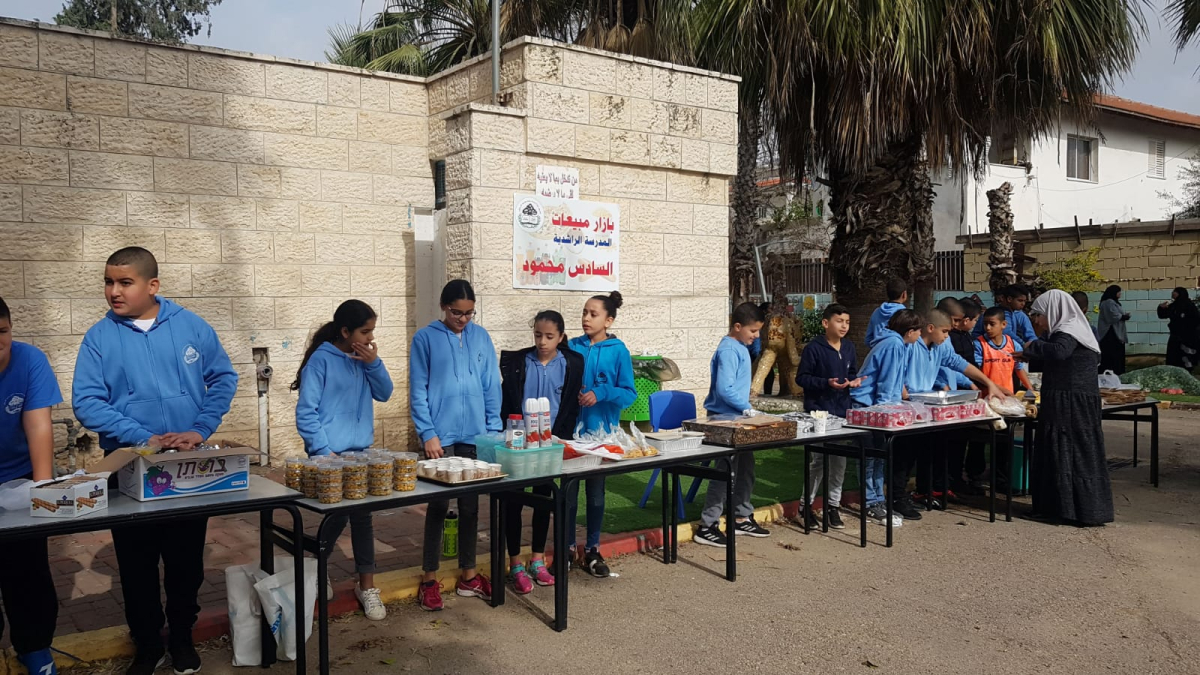 صور: يوم مبيعات للطلاب واولياء الامور في المدرسة الراشدية باللد