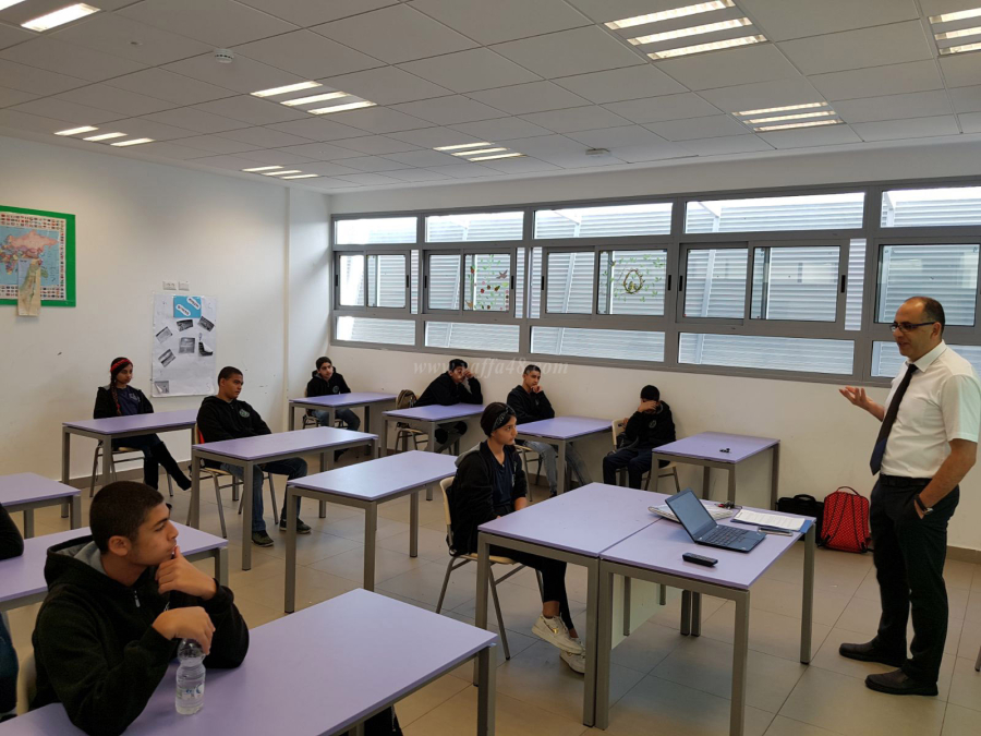 القاضي اليافاوي كامل أبو قاعود يحاضر في ثانوية يافا المستقبل