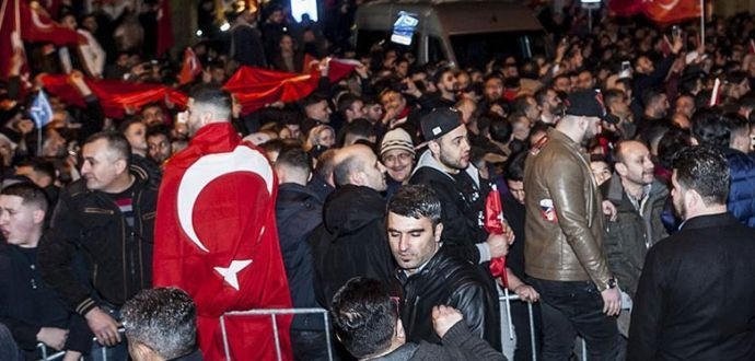 تركيا تتوعد هولندا وتتهمها بالفاشية