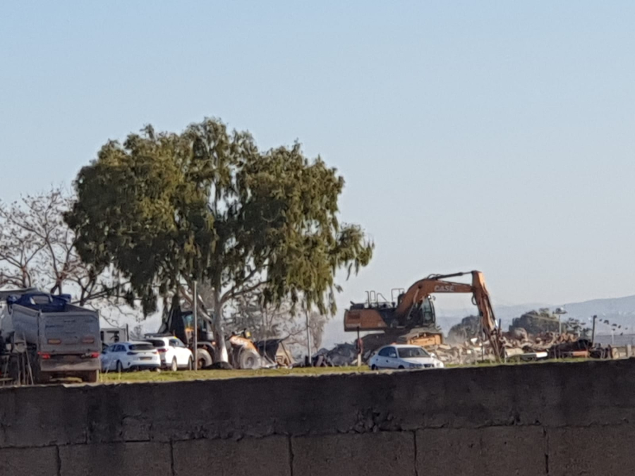   بعد هدمه - الجرافات تعود لبيت عائلة أبو كشك لإزالة الردم 