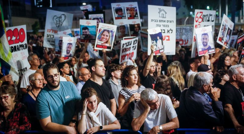 آلاف الإسرائيليين يتظاهرون بتل أبيب للمطالبة بالإفراج عن جميع المحتجزين في غزة