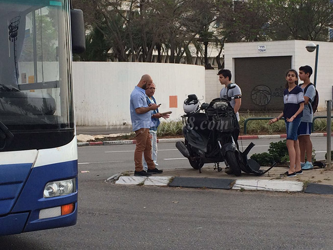 بالصور: اصابة طفيفة لسائق دراجة نارية بحادث طرق في يافا 