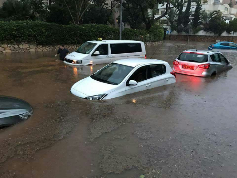 غرق شوارع وتخليص عالقين في مركز البلاد بسبب الامطار الغزيرة 
