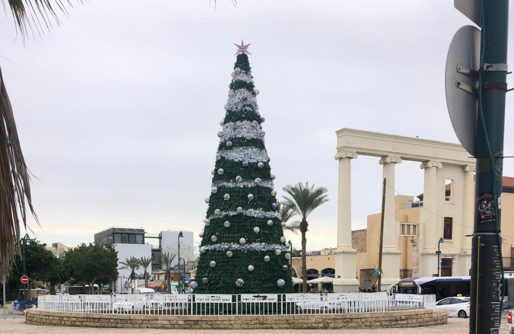  صور: استعدادات لاضاءة شجرة عيد الميلاد في مدينة يافا الأحد المقبل
