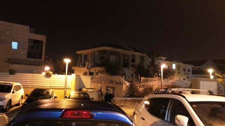 صاروخ جراد يدمر منزلا في بئر السبع وليبرمان يغلق معابر غزة