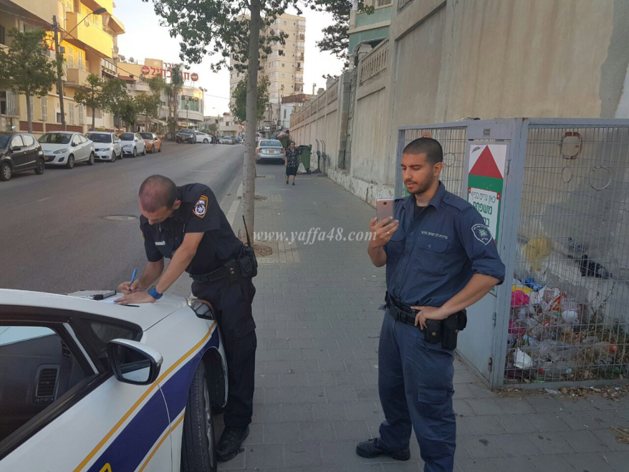 بالصور: الشرطة تحرر مخالفة بقيمة 250 لقاصر بتهمة القاء قشور "بزر" في الشارع بيافا 