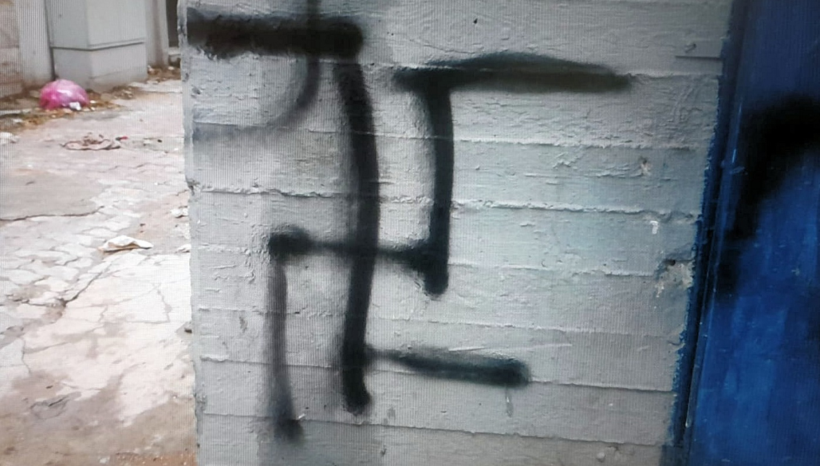   الشرطة: اعتقال قاصر "13 عاماً" بشبهة رش الصليب المعكوف في الرملة 