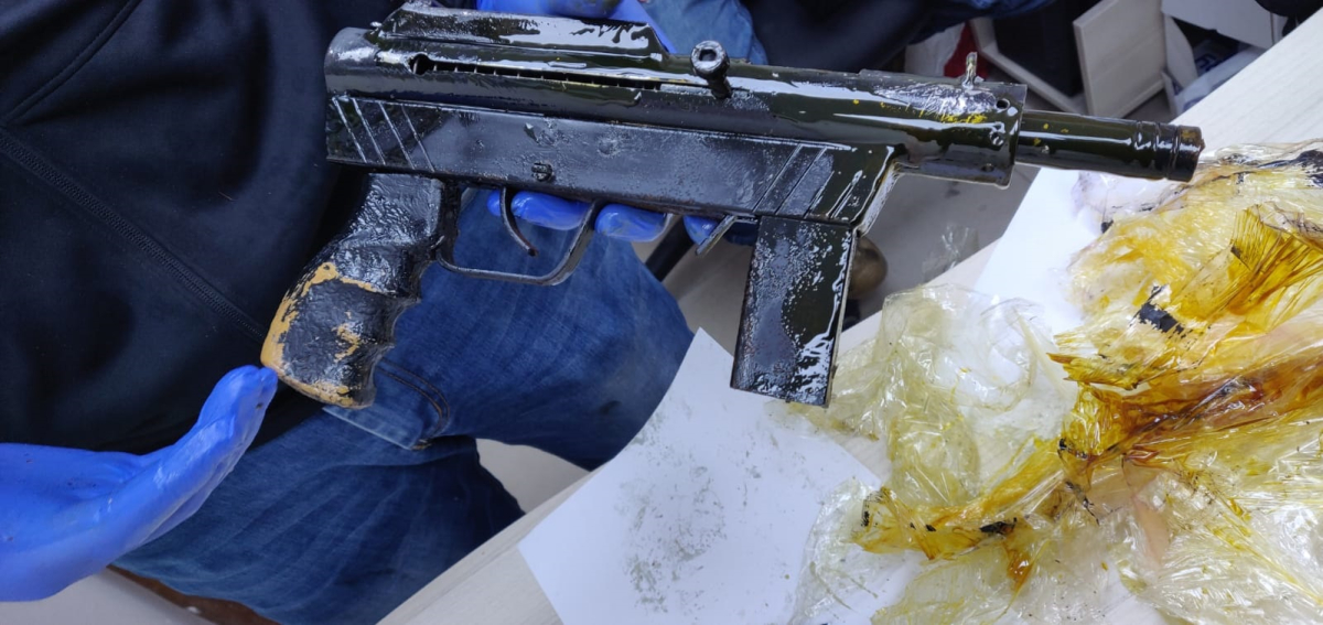 اللد: العثور على سلاح خلال تفتيش منزل بالمدينة "فيديو"