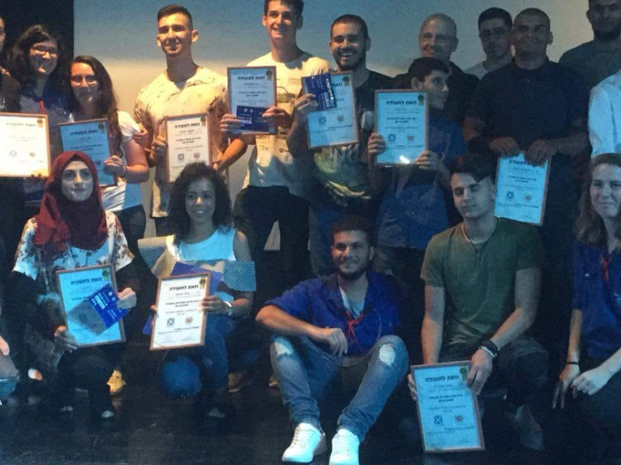 طلاب المدرسة التكنولوجية "عمال 1" يحصلون على شهادات تقدير من مكتب العمل