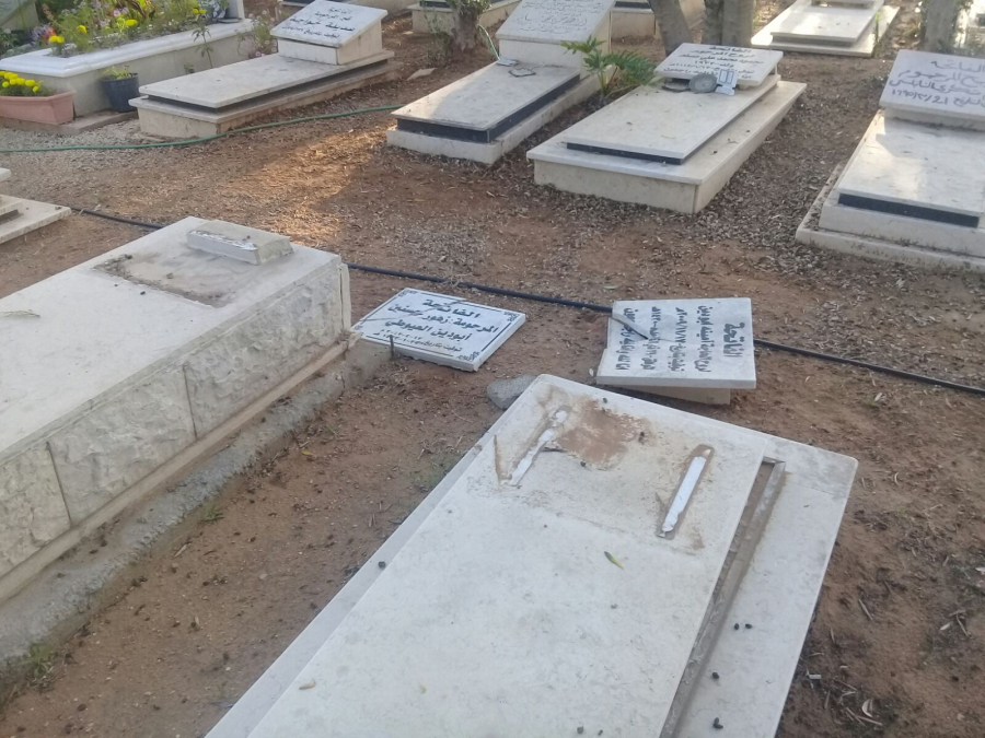 بالصور: تهشيم عدد من شواهد القبور في مقبرة طاسو 