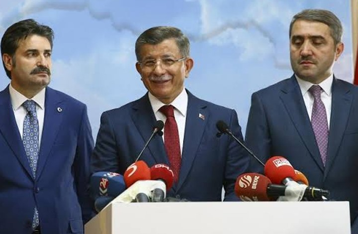 داود أوغلو يقدم أوراق تسجيل “حزب المستقبل” بتركيا