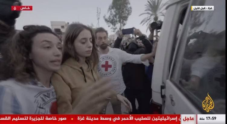 شاهد  من وسط مدينة غزة تسلم محتجزتين إسرائيليتين ضمن الدفعة السابعة