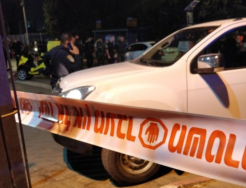 اللد: وصول مصاب بإطلاق نار الى محطة الشرطة بالمدينة وحالته حرجة