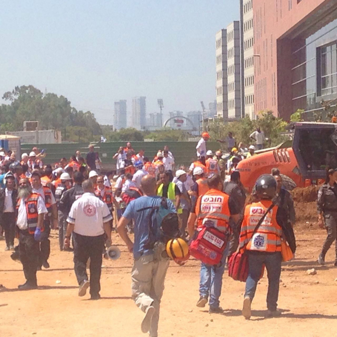 فيديو وصور: عشرات الجرحى اثر انهيار مبنى في تل ابيب وطواقم الانقاذ تهرع إلى المكان 