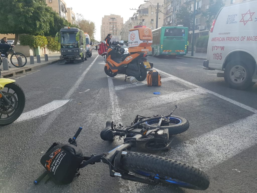 فيديو: إصابة خطرة لراكب دراجة كهربائية بحادث دهس في مدينة يافا