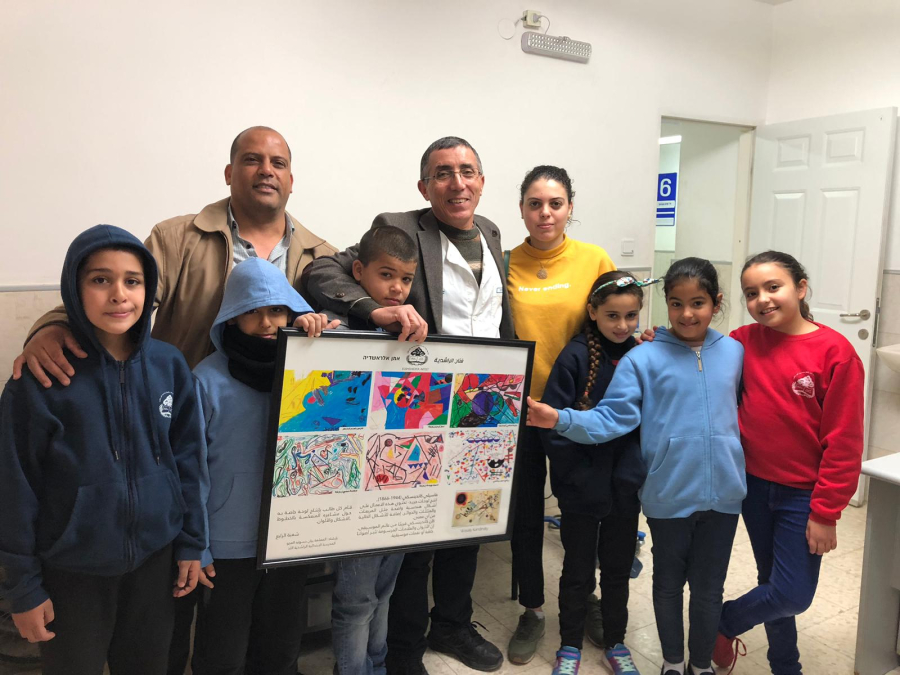 طلاب الراشدية يقومون بإهداء كولاج رسوماتهم لمجموعة من رجال الاعمال باللد