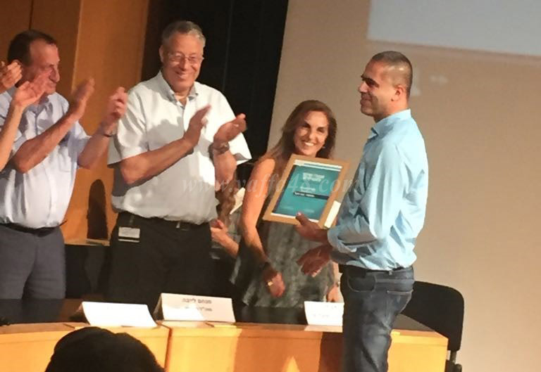 البلدية تُكرّم نائب مدير مدرسة أجيال الثانوية المربي محمد أبو عقل لتميزه في أداء عمله