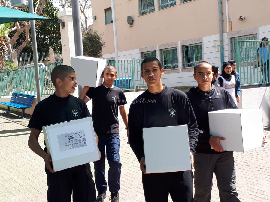  بالصور: طلاب الثانوية الشاملة يجهّزون الطرود الغذائية في يوم الاعمال الخيرية