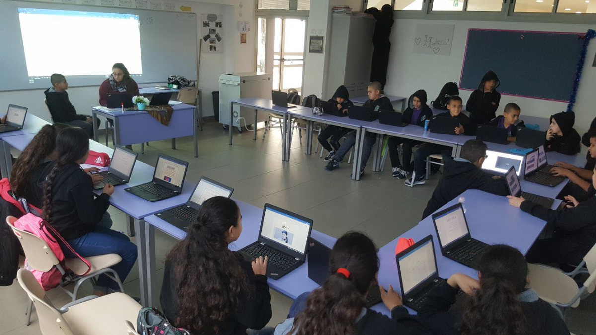 مدرسة يافا المستقبل تُطلق دورة حاسوب للصف السابع العلمي 
