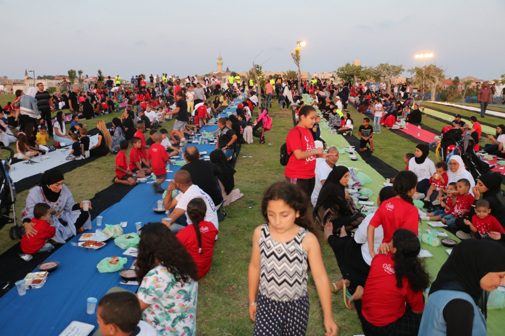  صور: حشود ضخمة تُشارك في اضخم مائدة رمضانية في متنزه يافا 