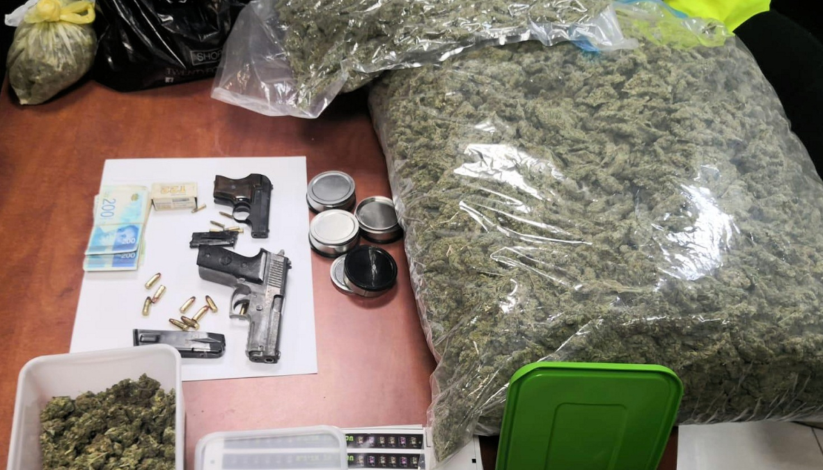 الشرطة: اعتقال 3 مشتبهين من الرملة بعد ضبط مسدسين وكميات كبيرة من السموم 