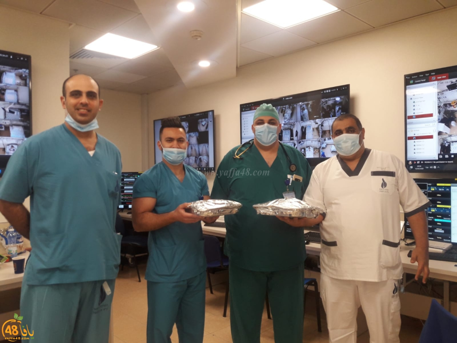 صور: فاعل خير من اللّد يتبرّع بتوفير وجبات طعام للطواقم الطبيّة