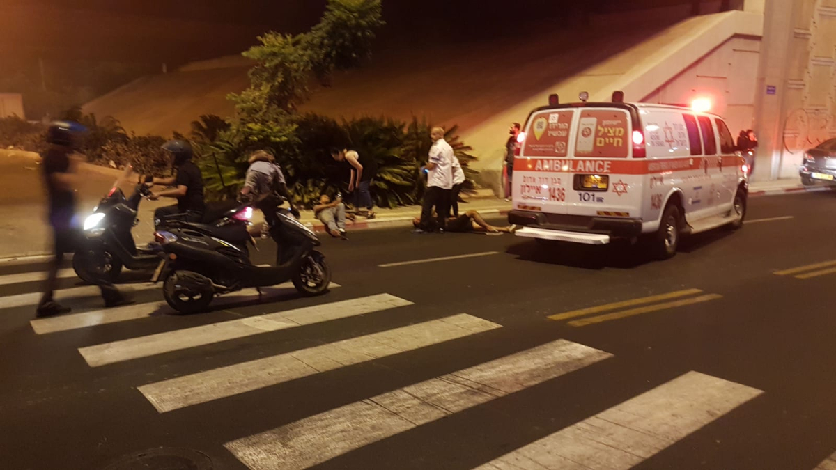  فيديو: اشتعال النيران بدراجة نارية اثر حادث طرق شرق يافا واصابة سائقها بجروح