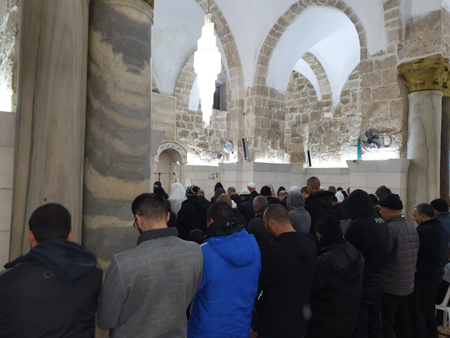 صور: المئات يحيون فريضة "الفجر العظيم" في المسجد العمري باللّد