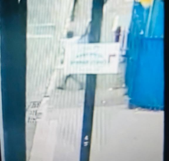 الشرطة :اتهام شاب من اللد بتمزيق علم اسرائيل في مركز الشرطة