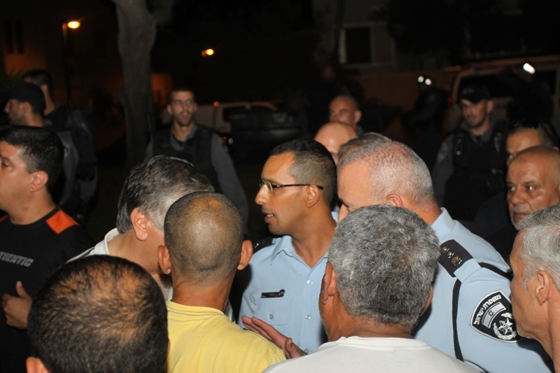 القيادة الإسلامية ترغم الشرطة إغلاق المعهد الديني شريطة فض حشود المتظاهرين