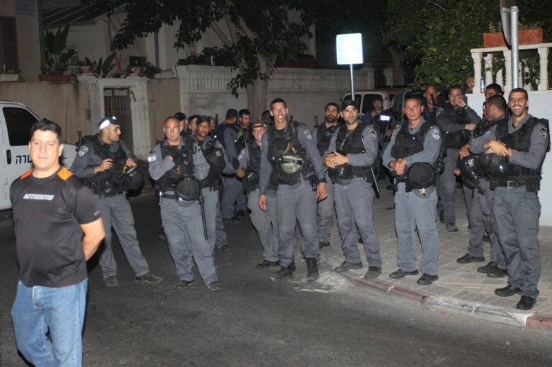 القيادة الإسلامية ترغم الشرطة إغلاق المعهد الديني شريطة فض حشود المتظاهرين