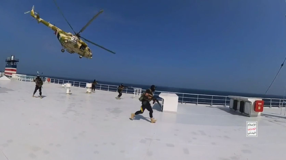 الحوثيون في اليمن ينشرون مشاهد من السيطرة على السفينة ‘الإسرائيلية‘ في البحر الأحمر