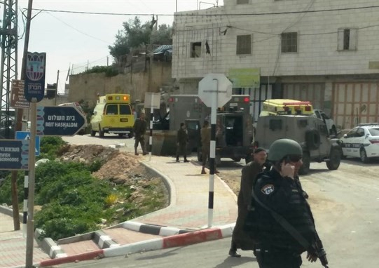  مصادر فلسطينية: استشهاد شاب في الخليل بعد اطلاق النار عليه