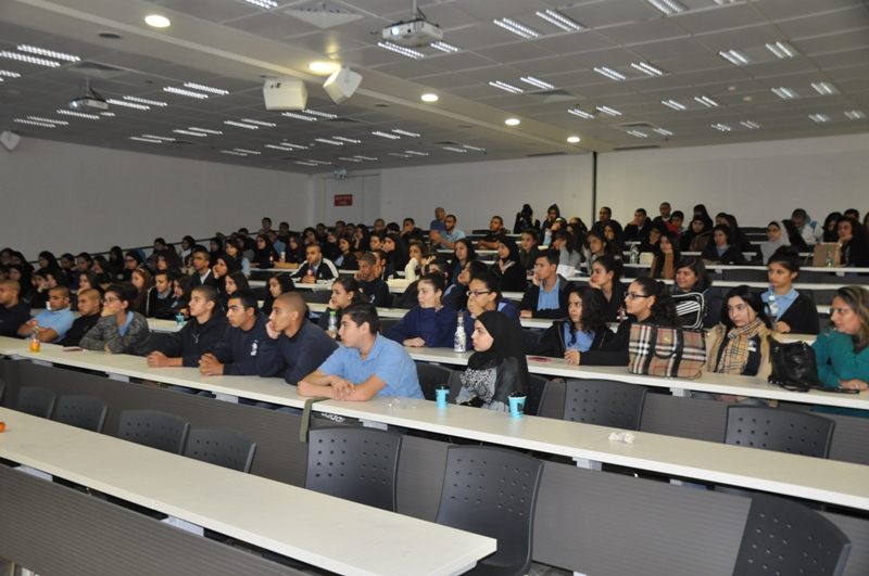  بالصور: طلاب مدرستي اجيال والشاملة يشاركون بيوم دراسي في الكلية الأكاديمية 