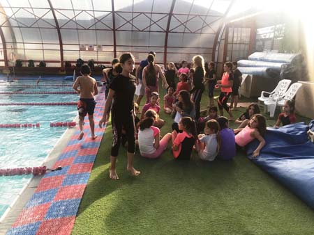 وزارة التعليم تسعى لزيادة أعداد الطلاب في دورات السباحة