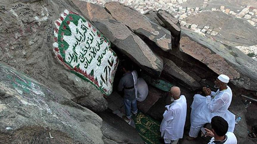 حجاج بيت الله الحرام يتوافدون على غار حراء