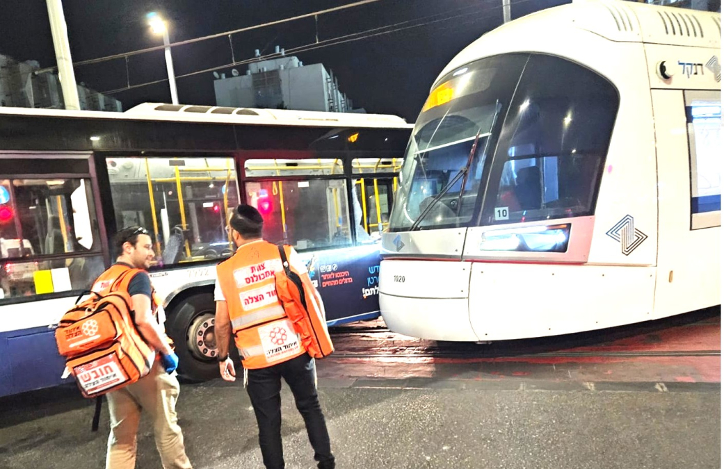 القطار الخفيف يخرج عن مساره ويصطدم بحافلة ركاب في بات يام