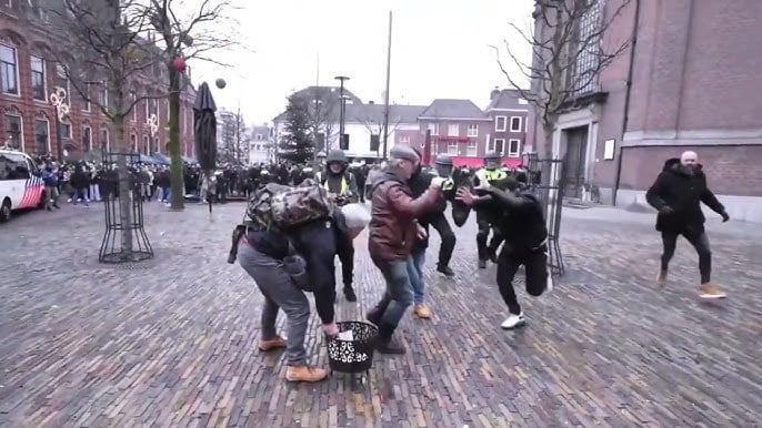 محاولة جماعة متطرفة لحرق المصحف في هولندا ومسلمون يتصدون 