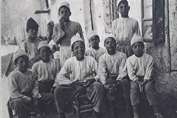 صورة نادرة من يافا عام 1922 توثق أبناء البحارة في ميناء...