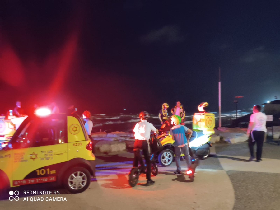  انتشال شابين غرقا على شاطئ البحر شمال مدينة يافا وحالتهما طفيفة