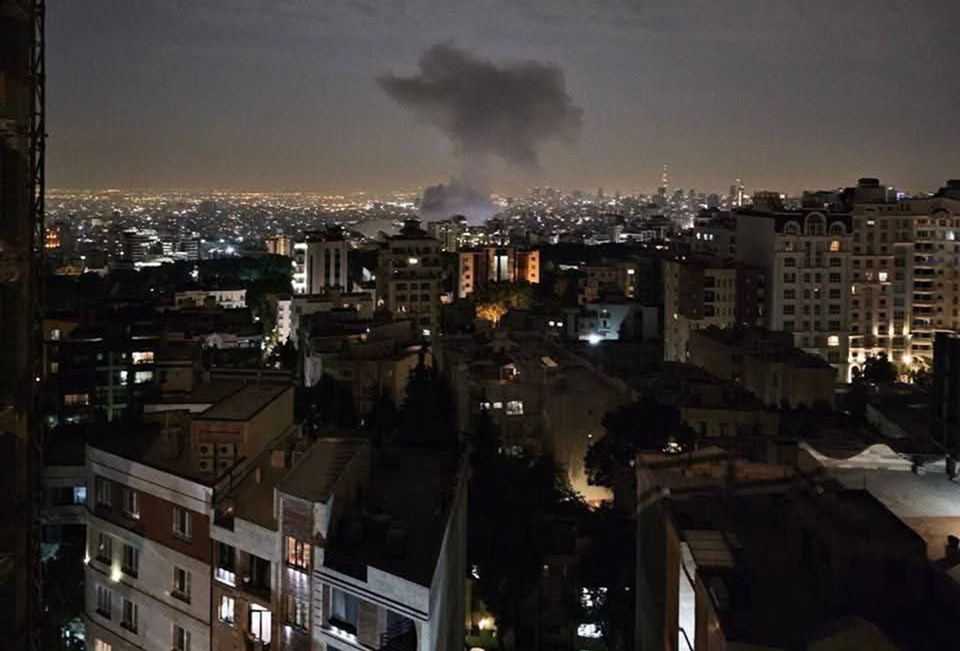 إسرائيل تهاجم إيران وتعلن استهداف حي بطهران لكبار قادة الحرس الثوري