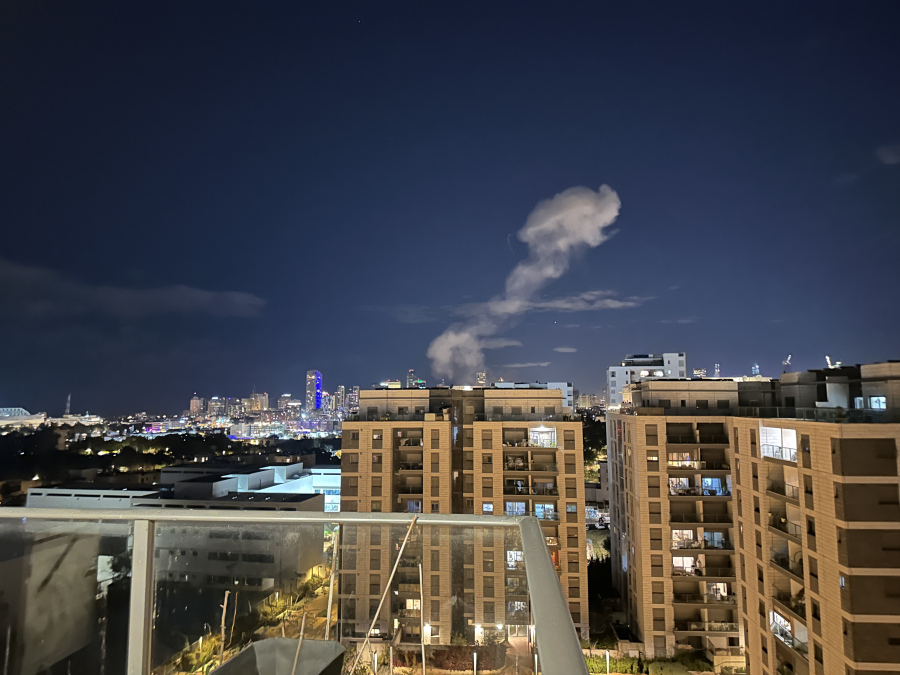 دوي كبير يهز منطقة تل ابيب وأنباء تفيد عن سقوط صواريخ